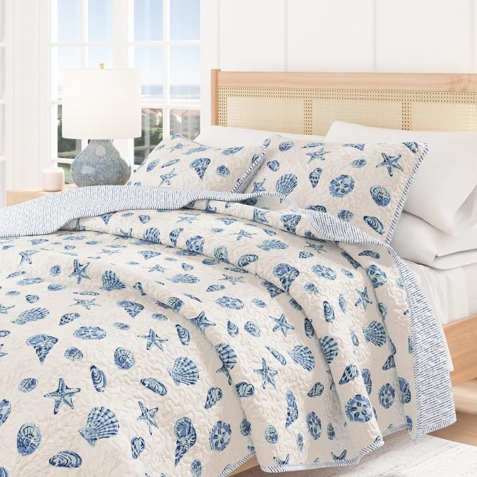 Great Bay Home Coastal Quilt Set - 3-Piece King/California King Size Nautical Bedding Set - Lightweight, All-Season, Reversible Coral-Printed Bedspread (Blue Shells)