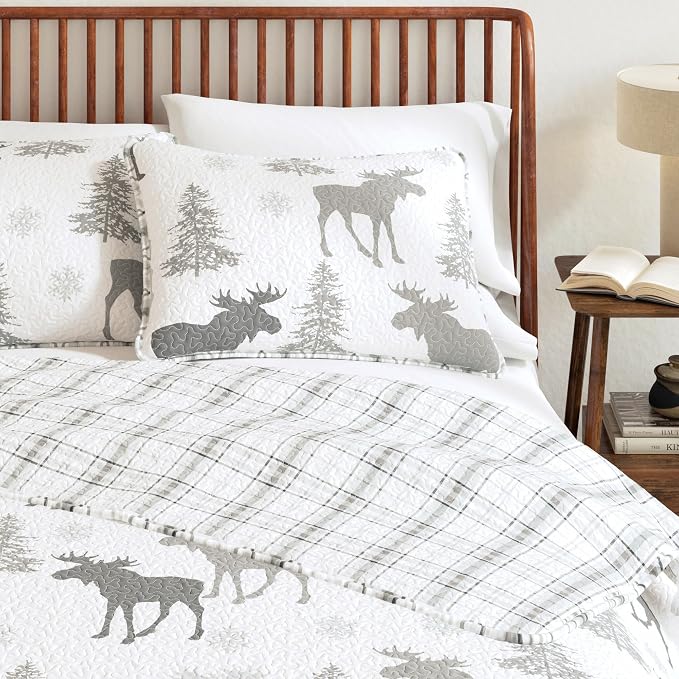 Great Bay Home Lodge Quilt Set - 2-Piece Twin/Twin XL Size Rustic Bedding Set - Lightweight, All-Season, Reversible Bedspread (Moose - Grey)