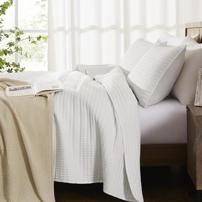 WRENSONGE White Quilt Set Oversize Queen Size-3 Pieces Lightweight Bedspreads Summer Coverlet for All Season, Soft Quilt Bedding Set with 2 Pillow Shams Suitable for Bed & Couch