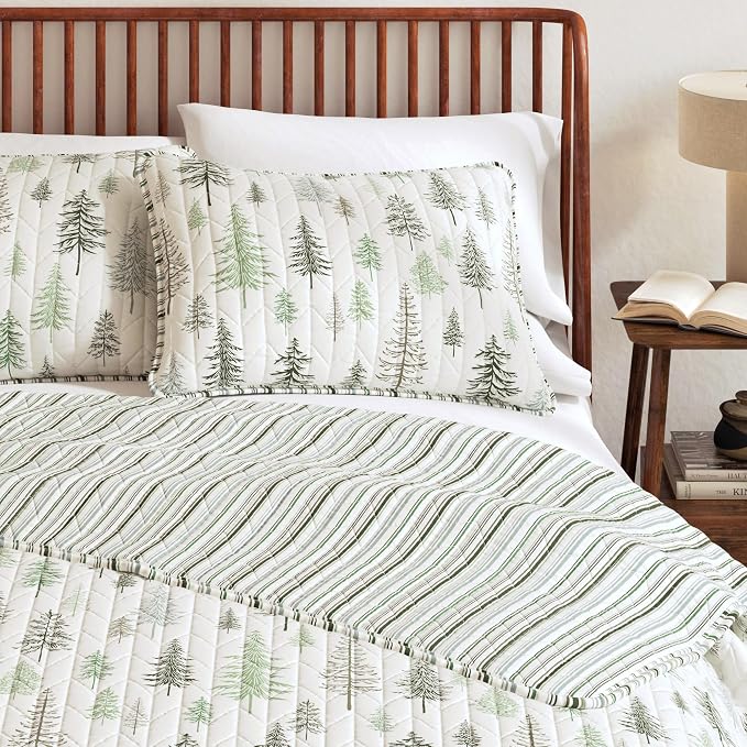 Great Bay Home Lodge Quilt Set - 3-Piece King/California King Size Rustic Bedding Set - Lightweight, All-Season, Reversible Bedspread (Lodge Trees)