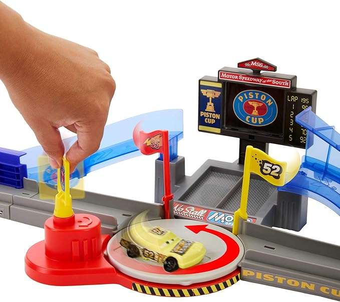 Mattel Disney Pixar Cars Playset & Toy Car, Tongue-Out Lightning McQueen & Crushed Car, Piston Cup Stunting Speedway Track Set Includes