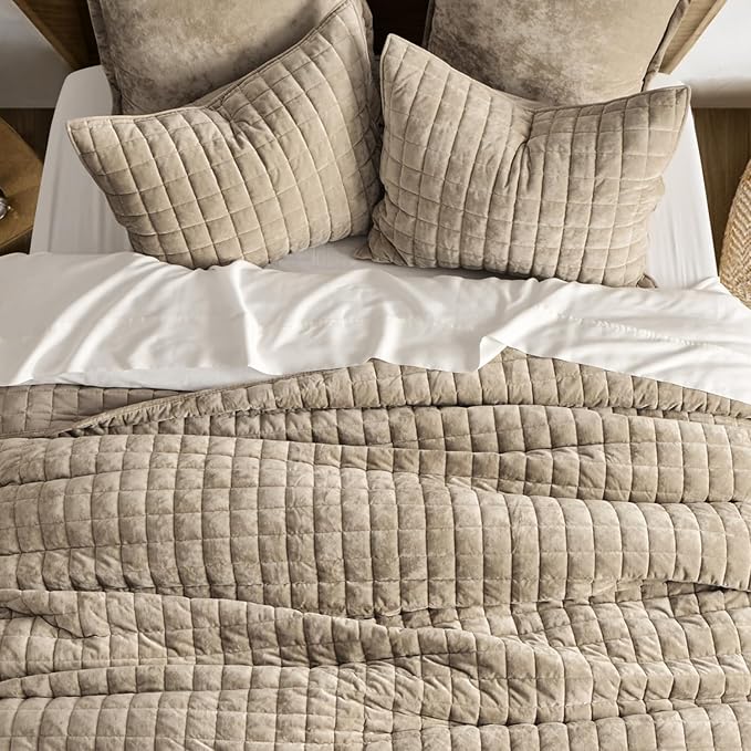 RECYCO Luxury Velvet Quilt Twin/Twin XL Size Bedding Set, Ultra Soft Velvet Comforter Set, Lightweight Quilted Channel Box Stitch Oversized Bedspread Coverlet for All Season, with 1 Sham, Urban Taupe