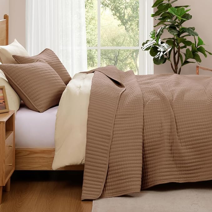 WRENSONGE King Size Quilt-3 Pieces Lightweight Bedspreads Light Brown King Quilt Bedding Set for All Seasons, Soft Summer Coverlet with 2 Pillow Shams Suitable for Bed, Couch, Quilt Blanket