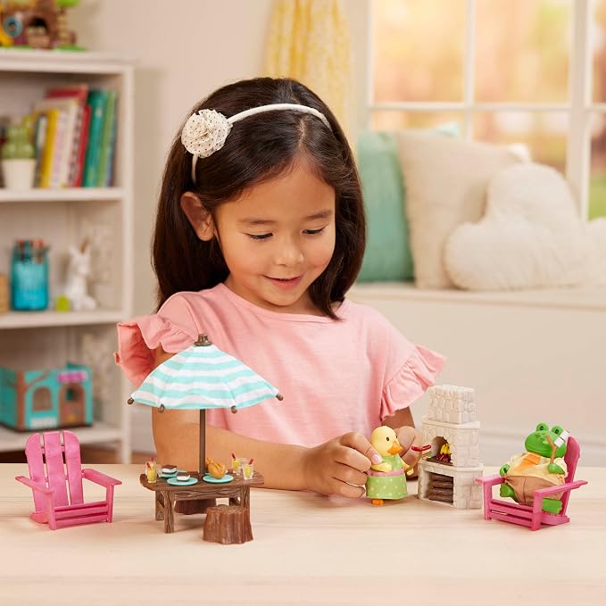 Li'l Woodzeez – Toy Backyard Furniture Playhouse with Miniature Fire Pit & Chairs Dollhouse Playset, Includes 2 Posable Figures, – 3+ Years