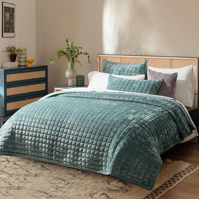 RECYCO Luxury Velvet Quilt Set King Size, Lightweight Velvet Comforter Set, Oversized Bedspread Coverlet Quilted Bedding Set, with 2 Matching Pillow Shams, for All Season, Aqua Green