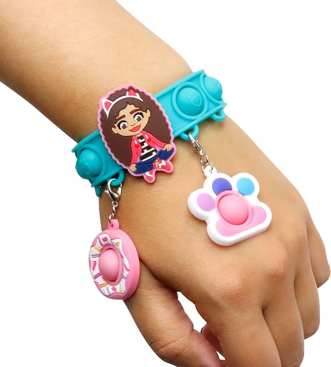 Tara Toys Gabby's Dollhouse Pop-Eeze Bracelet Activity Set Snap Bead Jewelry Kit for Kids with Charms & Carry Case DIY Craft Gift for Girls Ages 3+ Inspired by DreamWorks Gabby