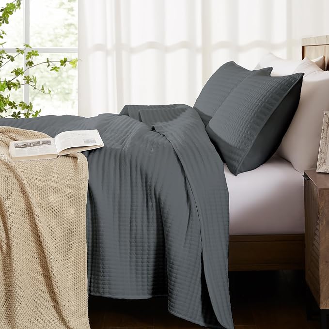 WRENSONGE King Size Quilt-3 Pieces Lightweight Bedspreads Grey King Quilt Bedding Set for All Seasons, Soft Summer Coverlet with 2 Pillow Shams Suitable for Bed, Couch, Quilt Blanket