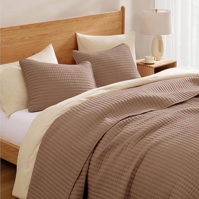 WRENSONGE Oversize Queen Quilt-3 Pieces Lightweight Bedspreads Light Brown Oversize Queen Size Quilt Bedding Set for All Seasons, Soft Summer Blanket with 2 Pillow Shams Suitable for Bed, Couch