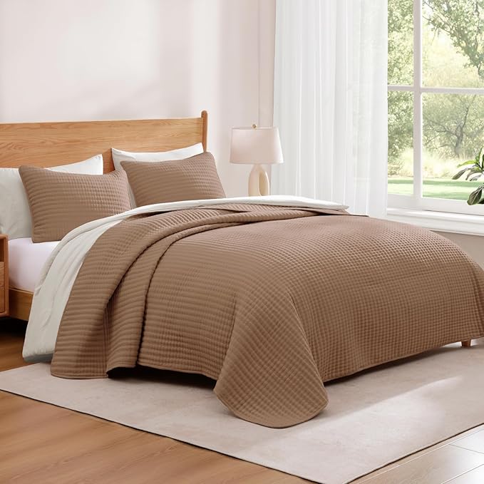 WRENSONGE Oversize Queen Quilt-3 Pieces Lightweight Bedspreads Light Brown Oversize Queen Size Quilt Bedding Set for All Seasons, Soft Summer Blanket with 2 Pillow Shams Suitable for Bed, Couch