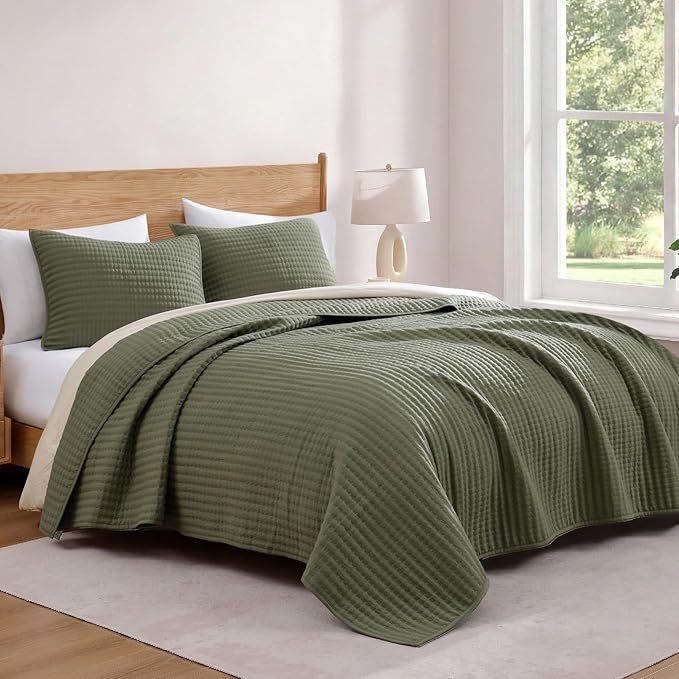 WRENSONGE Oversize Queen Quilt-3 Pieces Lightweight Bedspreads Olive Green Oversize Queen Size Quilt Bedding Set for All Seasons, Soft Summer Coverlet with 2 Pillow Shams Suitable for Bed & Couch