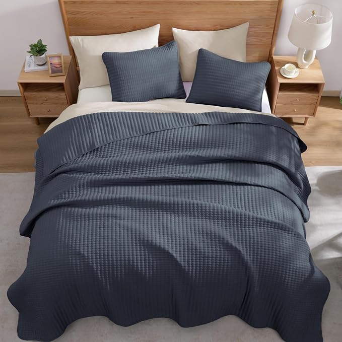 WRENSONGE King Size Quilt-3 Pieces Lightweight Blue Grey Bedspreads King Quilt Bedding Set for All Seasons, Soft Summer Coverlet with 2 Pillow Shams Suitable for Bed, Couch, Quilt Blanket