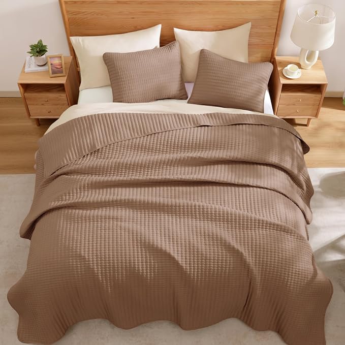 WRENSONGE King Size Quilt-3 Pieces Lightweight Bedspreads Light Brown King Quilt Bedding Set for All Seasons, Soft Summer Coverlet with 2 Pillow Shams Suitable for Bed, Couch, Quilt Blanket