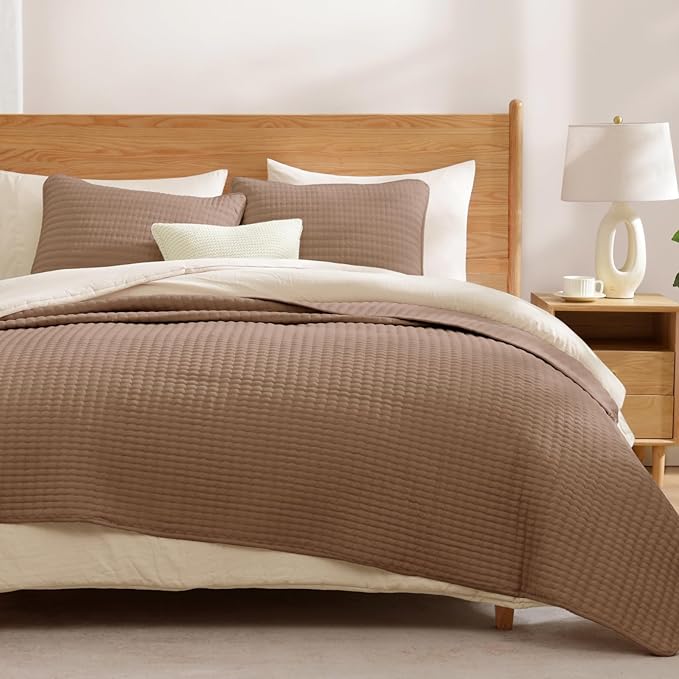 WRENSONGE Oversize Queen Quilt-3 Pieces Lightweight Bedspreads Light Brown Oversize Queen Size Quilt Bedding Set for All Seasons, Soft Summer Blanket with 2 Pillow Shams Suitable for Bed, Couch