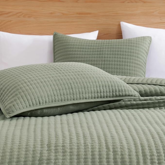 WRENSONGE Oversize Queen Quilt-3 Pieces Lightweight Bedspreads Sage Green Oversize Queen Size Quilt Bedding Set for All Seasons, Soft Summer Coverlet with 2 Pillow Shams Suitable for Bed & Couch