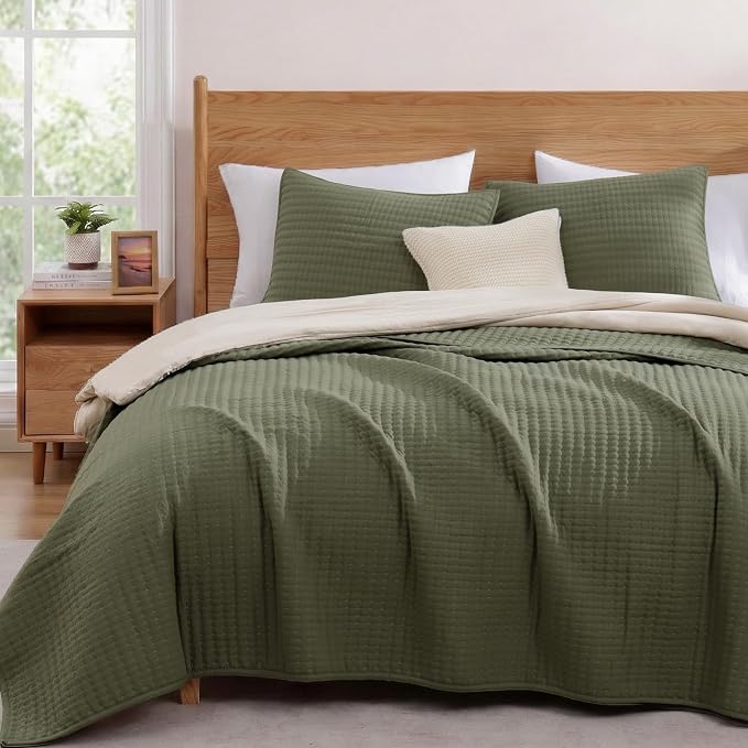 WRENSONGE Oversize Queen Quilt-3 Pieces Lightweight Bedspreads Olive Green Oversize Queen Size Quilt Bedding Set for All Seasons, Soft Summer Coverlet with 2 Pillow Shams Suitable for Bed & Couch