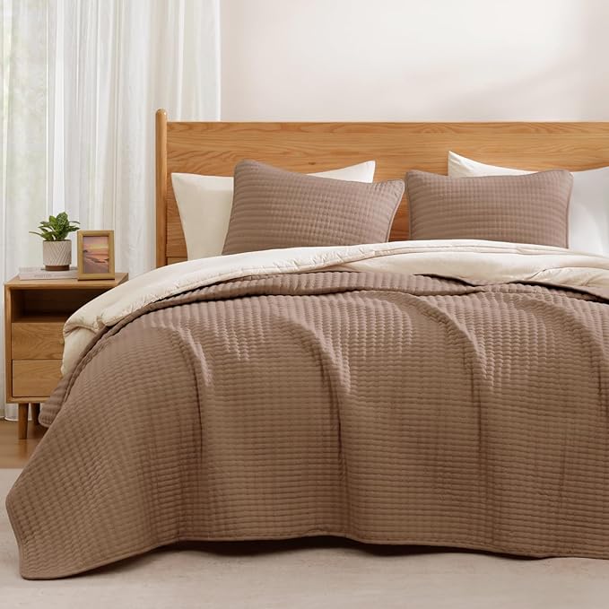 WRENSONGE Oversize Queen Quilt-3 Pieces Lightweight Bedspreads Light Brown Oversize Queen Size Quilt Bedding Set for All Seasons, Soft Summer Blanket with 2 Pillow Shams Suitable for Bed, Couch