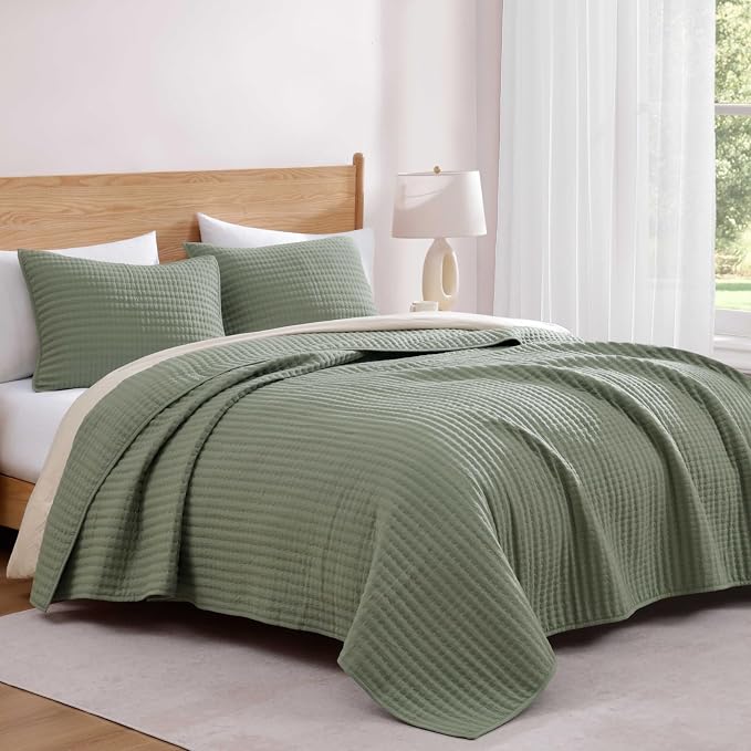WRENSONGE Oversize Queen Quilt-3 Pieces Lightweight Bedspreads Sage Green Oversize Queen Size Quilt Bedding Set for All Seasons, Soft Summer Coverlet with 2 Pillow Shams Suitable for Bed & Couch