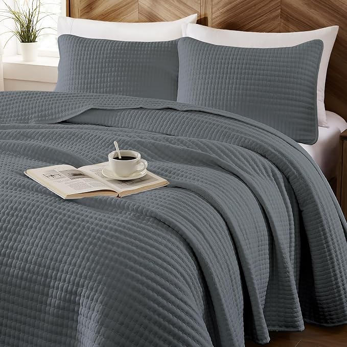 WRENSONGE King Size Quilt-3 Pieces Lightweight Bedspreads Grey King Quilt Bedding Set for All Seasons, Soft Summer Coverlet with 2 Pillow Shams Suitable for Bed, Couch, Quilt Blanket