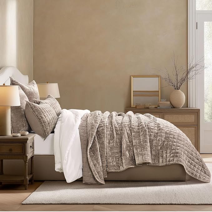 RECYCO Luxury Velvet Quilt Twin/Twin XL Size Bedding Set, Ultra Soft Velvet Comforter Set, Lightweight Quilted Channel Box Stitch Oversized Bedspread Coverlet for All Season, with 1 Sham, Natural Tan