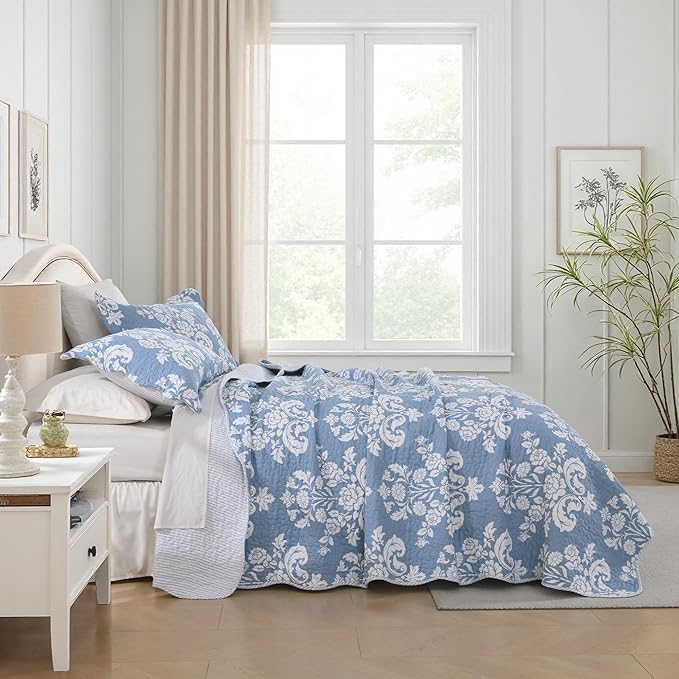 Queen Size Quilt Set 3 Pieces - Light Blue and White Floral Scalloped Quilt with Shams, 100% Cotton Lightweight Reversible Bedspread for Bedroom & Guest Room, 90×98''