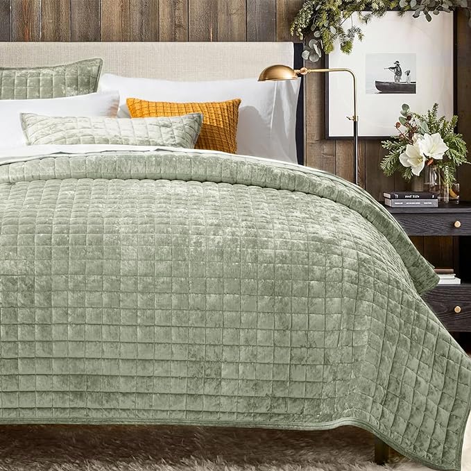 RECYCO Luxury Velvet Quilt Set King Size Bedding Sets, Ultra Soft Velvet Comforter Set, Lightweight Channel Box Stitch Oversized Bedspread Coverlet for All Season, with 2 Shams, Sage Green