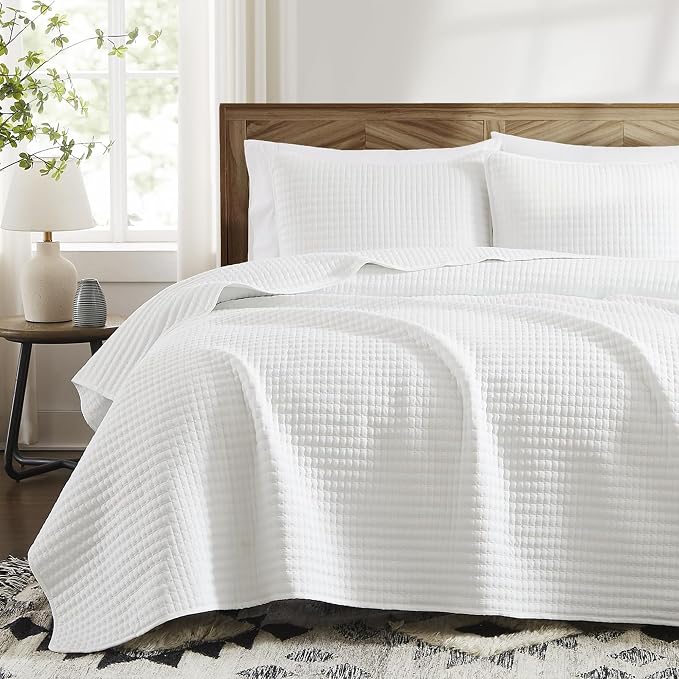 WRENSONGE White Quilt Set Oversize Queen Size-3 Pieces Lightweight Bedspreads Summer Coverlet for All Season, Soft Quilt Bedding Set with 2 Pillow Shams Suitable for Bed & Couch