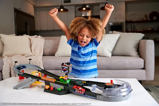 Mattel Disney Pixar Cars Track Set, Piston Cup Action Speedway Playset with 1:55 Scale Lightning McQueen Die-Cast Toy Car