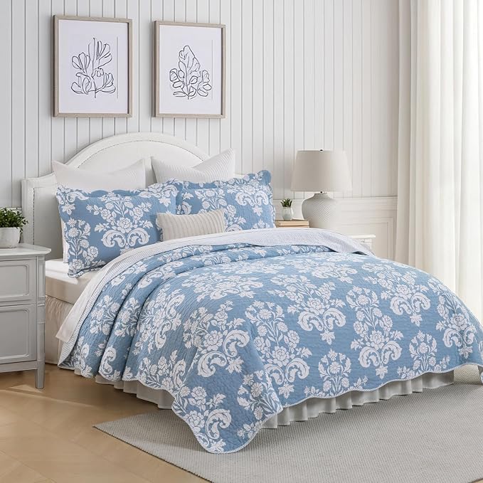 Queen Size Quilt Set 3 Pieces - Light Blue and White Floral Scalloped Quilt with Shams, 100% Cotton Lightweight Reversible Bedspread for Bedroom & Guest Room, 90×98''