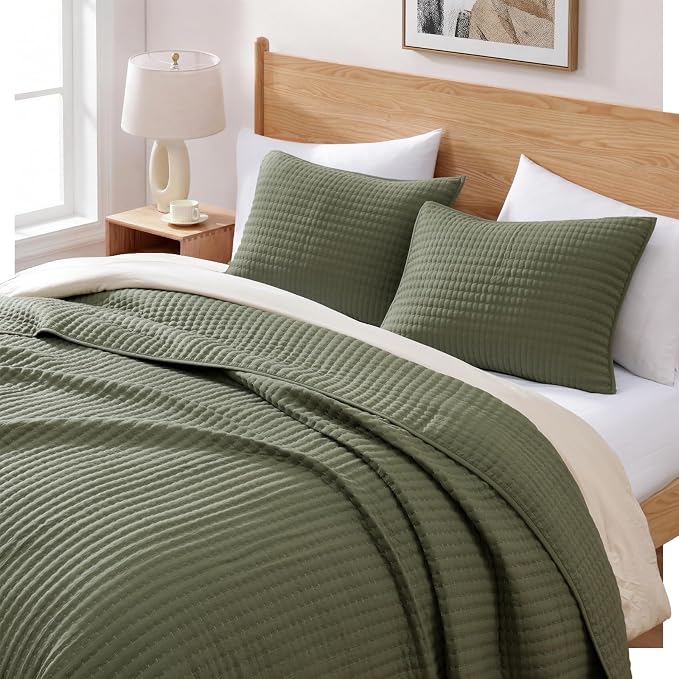 WRENSONGE Olive Green California/Oversized King Size Quilt Bedding Set with 2 Pillow Shams -3 Pieces Lightweight Soft Summer Bedspreads Coverlet for All Season
