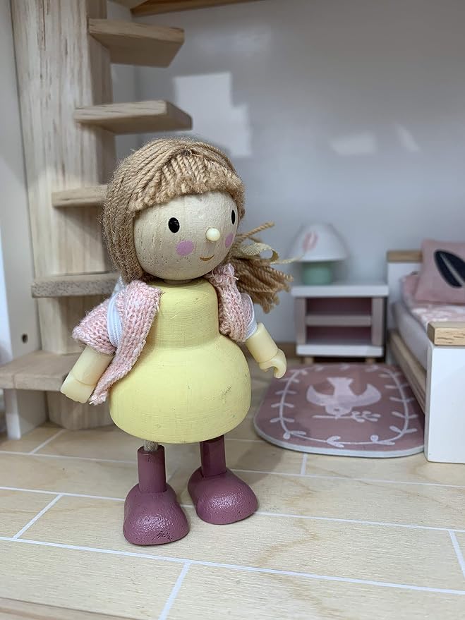 Tender Leaf Toys - The Goodwood Family - Wooden Miniatures Flexible Doll, Multicultural Action Figure for Dollhouse - Encourage Creative and Imaginative Fun Play for Children - Age 3+