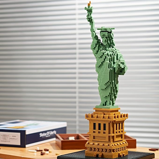 KLMEi Statue of Liberty Micro Blocks Building Sets Mini Bricks Building for Adults, New York Famous Landmark Architectural Model Toys for Kids Age of 14+ 2810 PCS