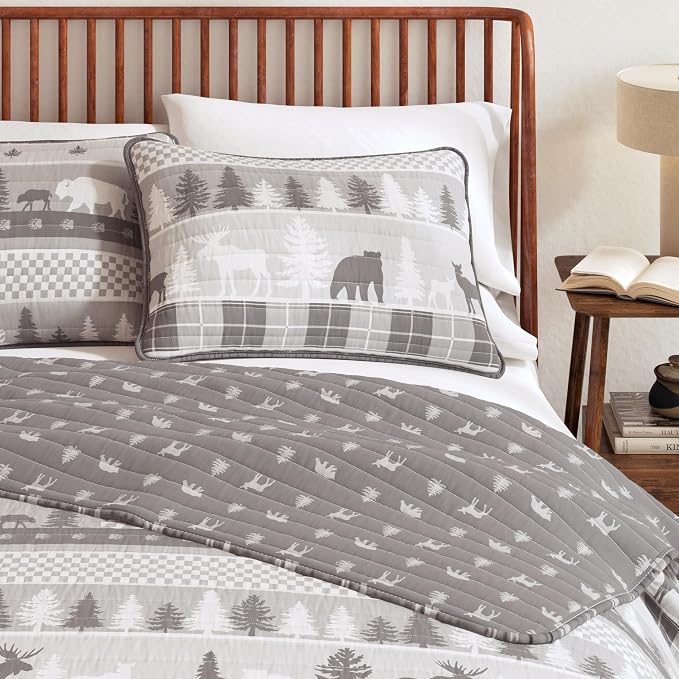 Great Bay Home Lodge Quilt Set - 3-Piece King/California King Size Rustic Bedding Set - Lightweight, All-Season, Reversible Bedspread (Rustic Landscape Grey)