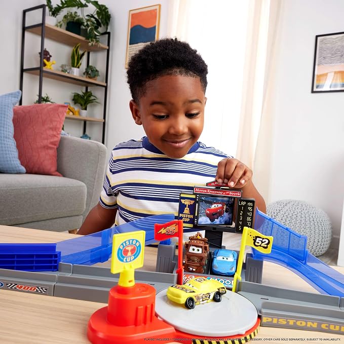 Mattel Disney Pixar Cars Playset & Toy Car, Tongue-Out Lightning McQueen & Crushed Car, Piston Cup Stunting Speedway Track Set Includes