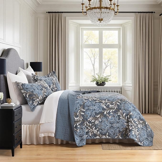 100% Cotton Classic Damask Reversible King Size Quilt Set, Blue & White | Traditional Elegant, Floral Pattern, King Quilt with Shams, Lightweight, Scrollwork, 3 Piece Bedspread, All Season, 106"x98"