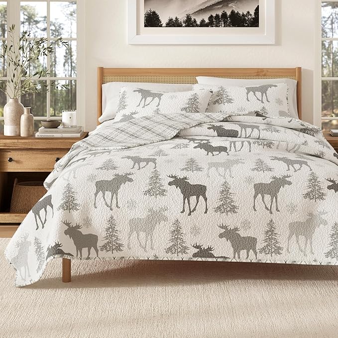 Great Bay Home Lodge Quilt Set - 3-Piece King/California King Size Rustic Bedding Set - Lightweight, All-Season, Reversible Bedspread (Moose - Grey)
