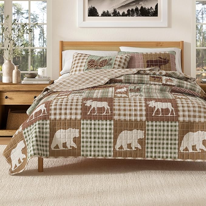 Great Bay Home Lodge Quilt Set - 3-Piece King/California King Size Rustic Bedding Set - Lightweight, All-Season, Reversible Bedspread (Hemlock Green/Brown)