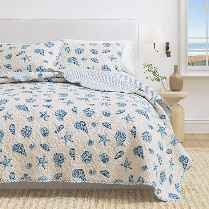 Great Bay Home Coastal Quilt Set - 2-Piece Twin/Twin XL Size Nautical Bedding Set - Lightweight, All-Season, Reversible Coral-Printed Bedspread (Blue Shells)