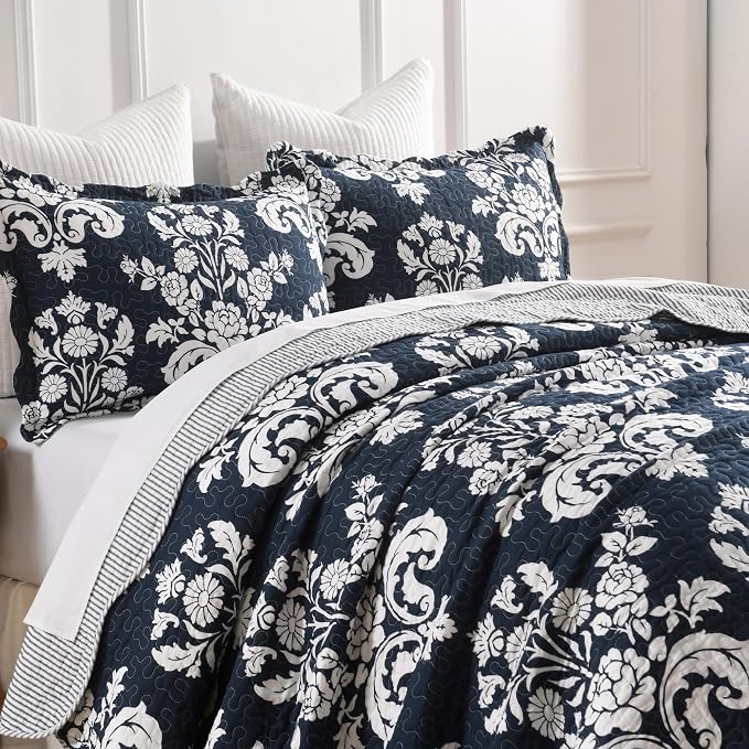Quilt Queen Size, 100% Cotton Navy Blue Quilt Set Lightweight Quilted Bedspread, Navy Blue White Floral Pattern Farmhouse Reversible Queen Quilt Bedding Set for All Season,3-Piece