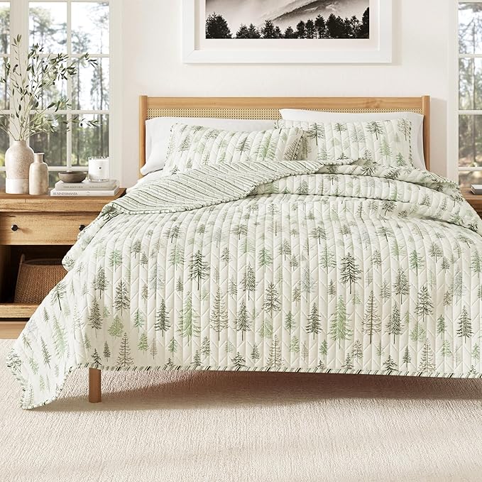 Great Bay Home Lodge Quilt Set - 3-Piece King/California King Size Rustic Bedding Set - Lightweight, All-Season, Reversible Bedspread (Lodge Trees)