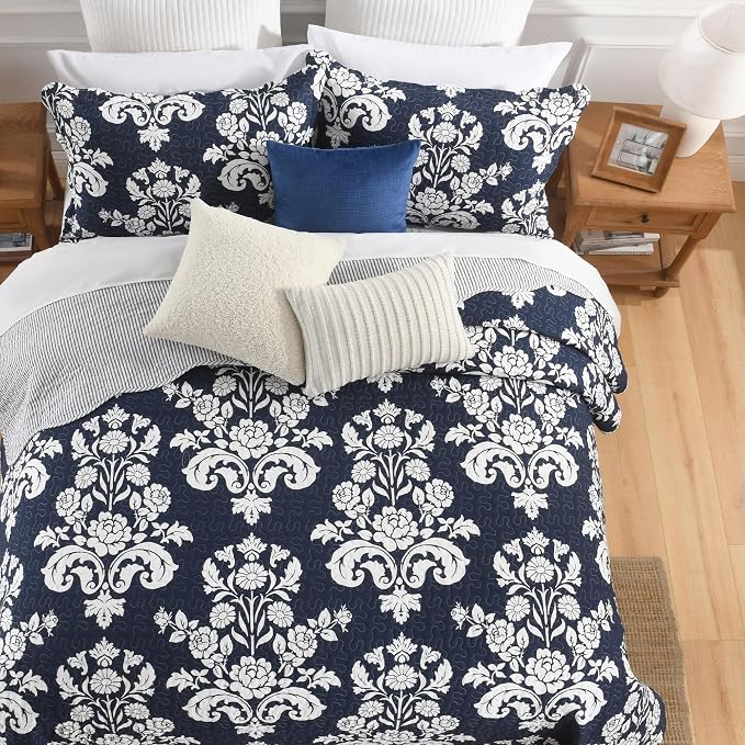 Quilt Queen Size, 100% Cotton Navy Blue Quilt Set Lightweight Quilted Bedspread, Navy Blue White Floral Pattern Farmhouse Reversible Queen Quilt Bedding Set for All Season,3-Piece