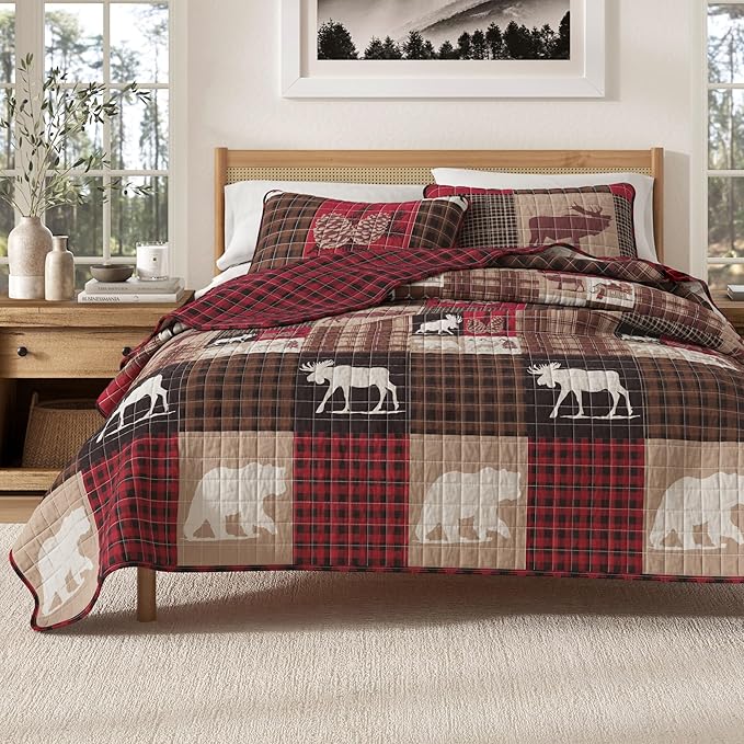 Great Bay Home Lodge Quilt Set - 3-Piece King/California King Size Rustic Bedding Set - Lightweight, All-Season, Reversible Bedspread (Hemlock Red/Brown)