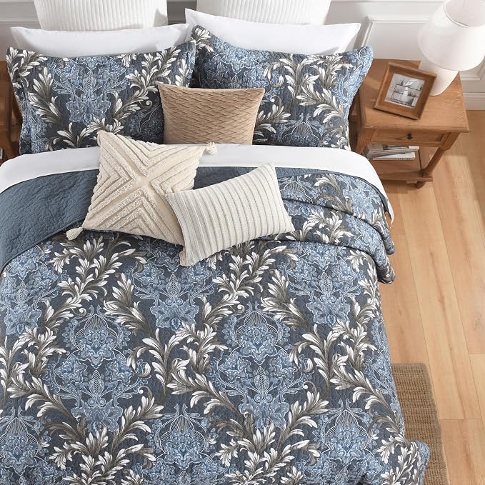 100% Cotton Classic Damask Reversible King Size Quilt Set, Blue & White | Traditional Elegant, Floral Pattern, King Quilt with Shams, Lightweight, Scrollwork, 3 Piece Bedspread, All Season, 106"x98"