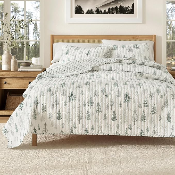 Great Bay Home Lodge Quilt Set - 3-Piece King/California King Size Rustic Bedding Set - Lightweight, All-Season, Reversible Bedspread (Grey/Green)